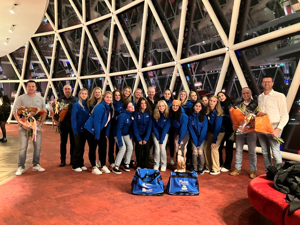 Vrouwen 1 van SDV Barneveld werken aan teambuilding. 1